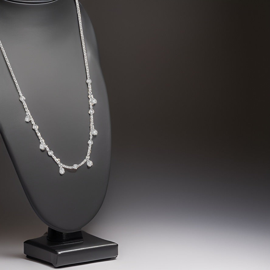 Collier en diamant avec breloques en forme de larme et en or blanc 18 carats