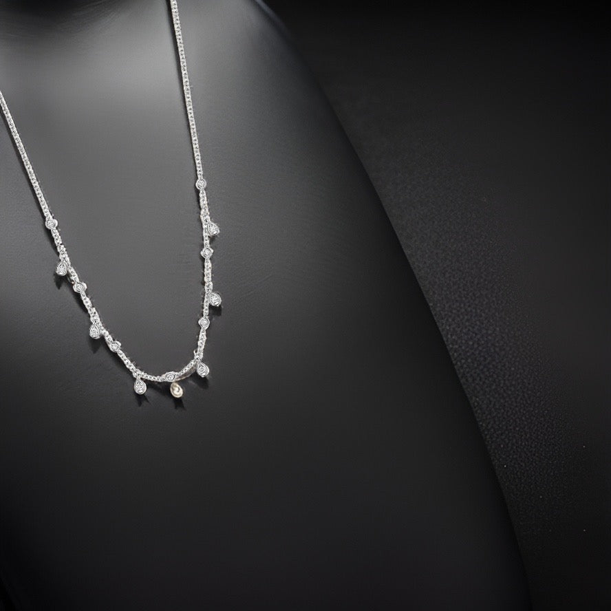 Collier en diamant avec breloques en forme de larme et en or blanc 18 carats