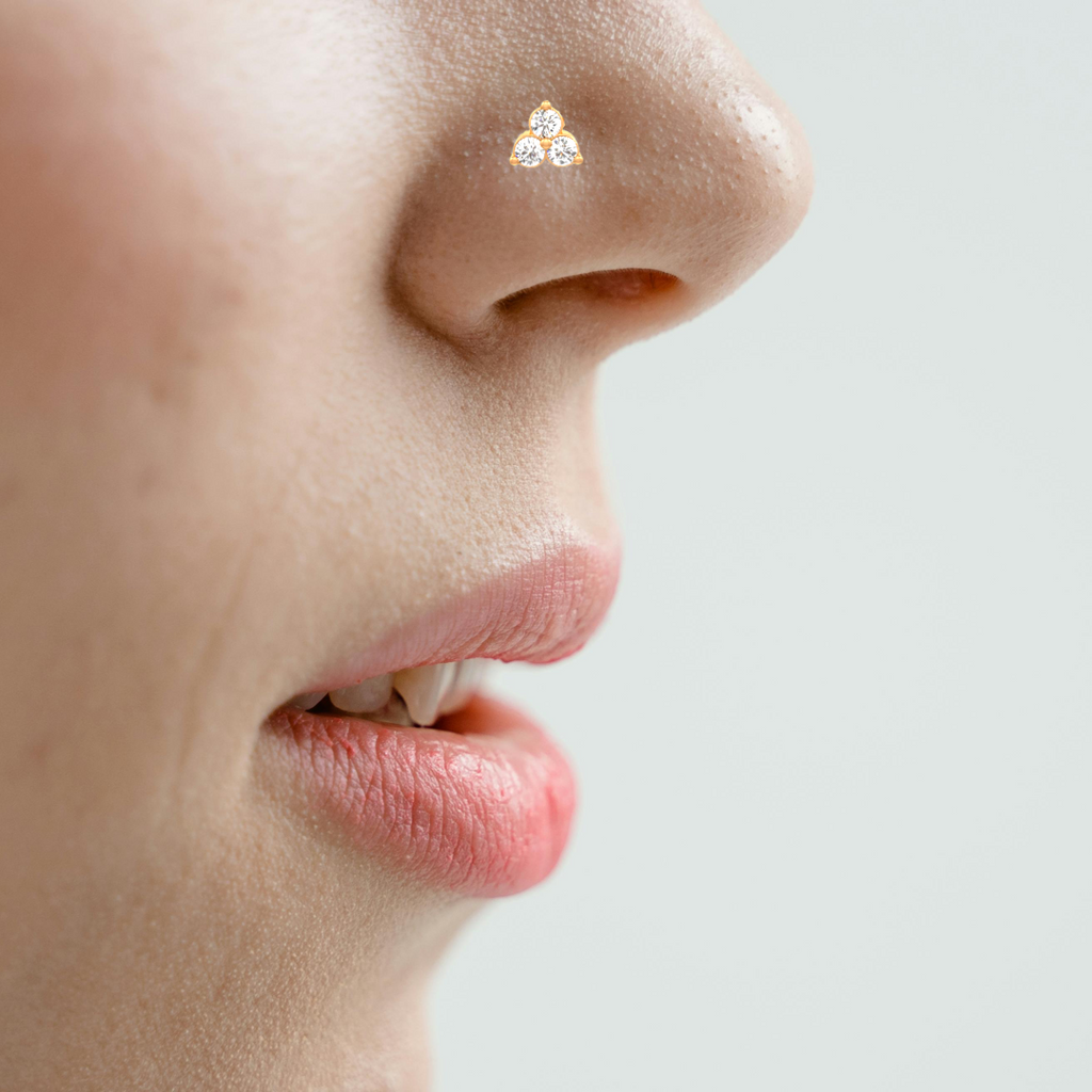Trilogy Nasenstecker mit drei Diamanten | 18 Karat Roségold