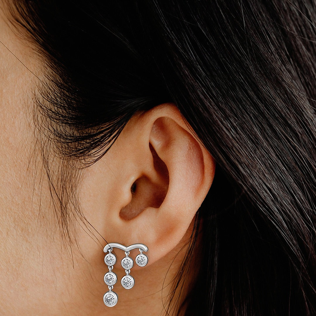 Boucles d'oreilles en or blanc 18 carats serties de diamants 1 carat, forme goutte de pluie.