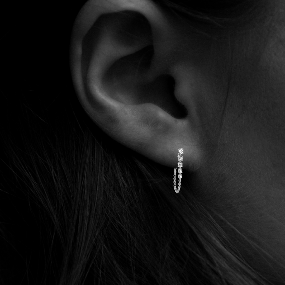 Boucles d'oreilles en or blanc serties d'une chaîne en diamant de 0,51 carat