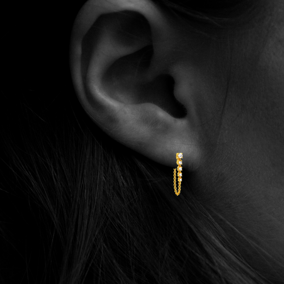 Boucles d'oreilles en or jaune serties de diamants (0,51 ct) et d'une chaîne.