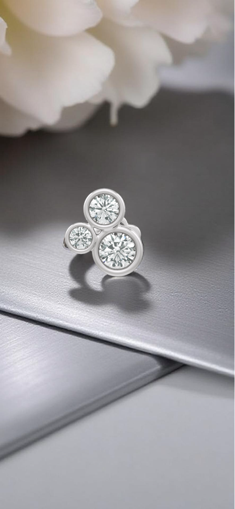 Puce d'oreille à bille en or blanc 18 carats sertie d'un diamant de 0,20 carat, avec fermoir à vis.
