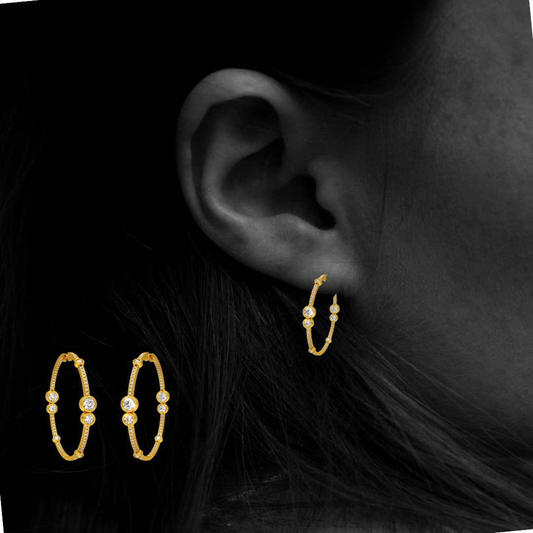 Boucles d'oreilles créoles en or jaune serties de diamants (1,30 ct).
