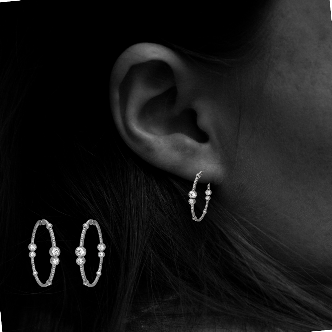Boucles d'oreilles créoles en or blanc serties de diamants (1,30 ct).