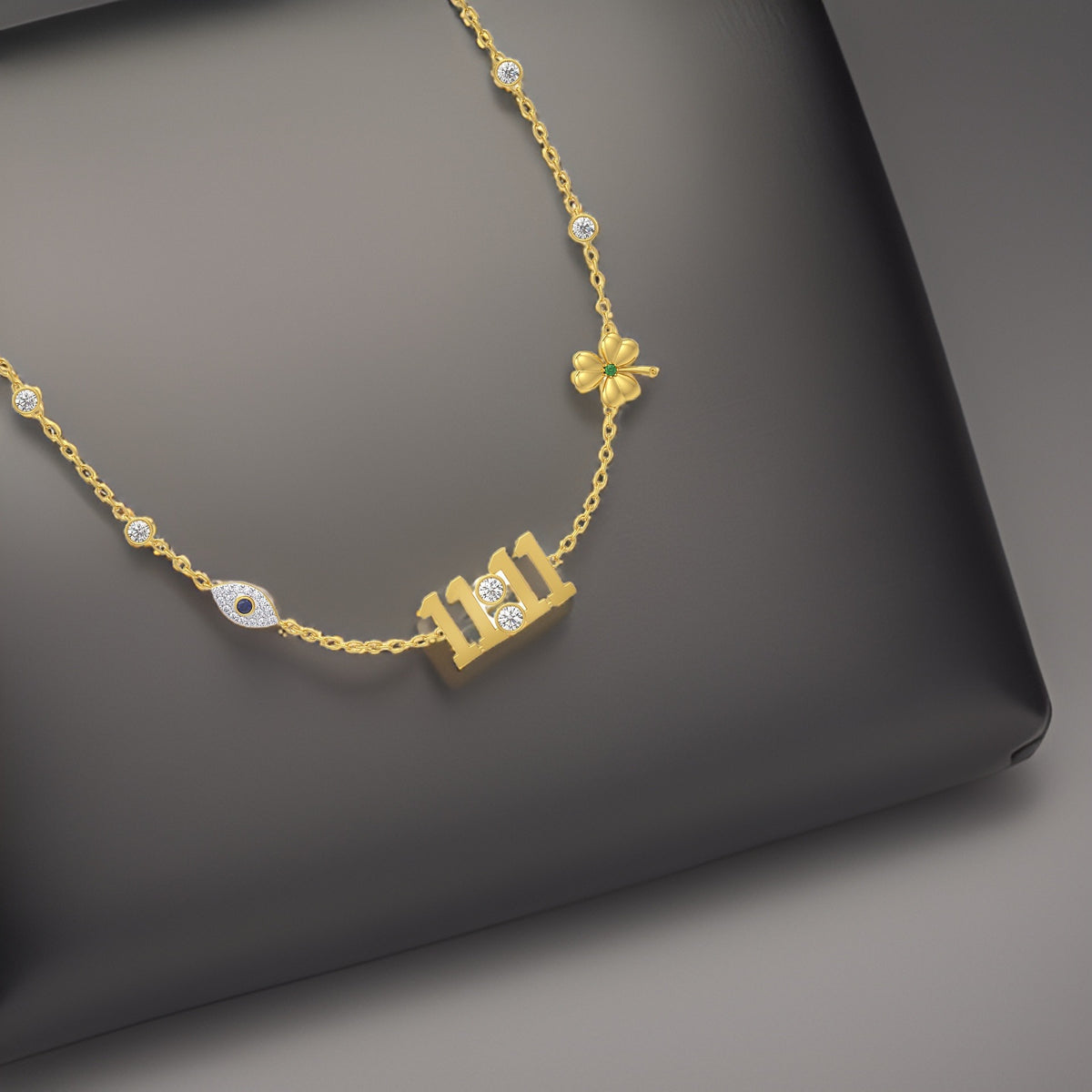 Collier Lucky Girl Manifest Diamond 1111 avec breloques trèfle et œil protecteur en or jaune 18 carats, vu dans VOGUE