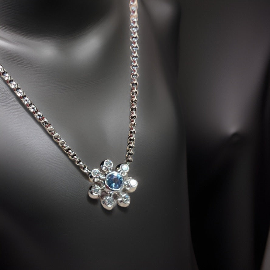 Saphir-Diamant-Blume-Gänseblümchen-Halskette 18 Karat Weißgold von Türler Schmuck und Uhren