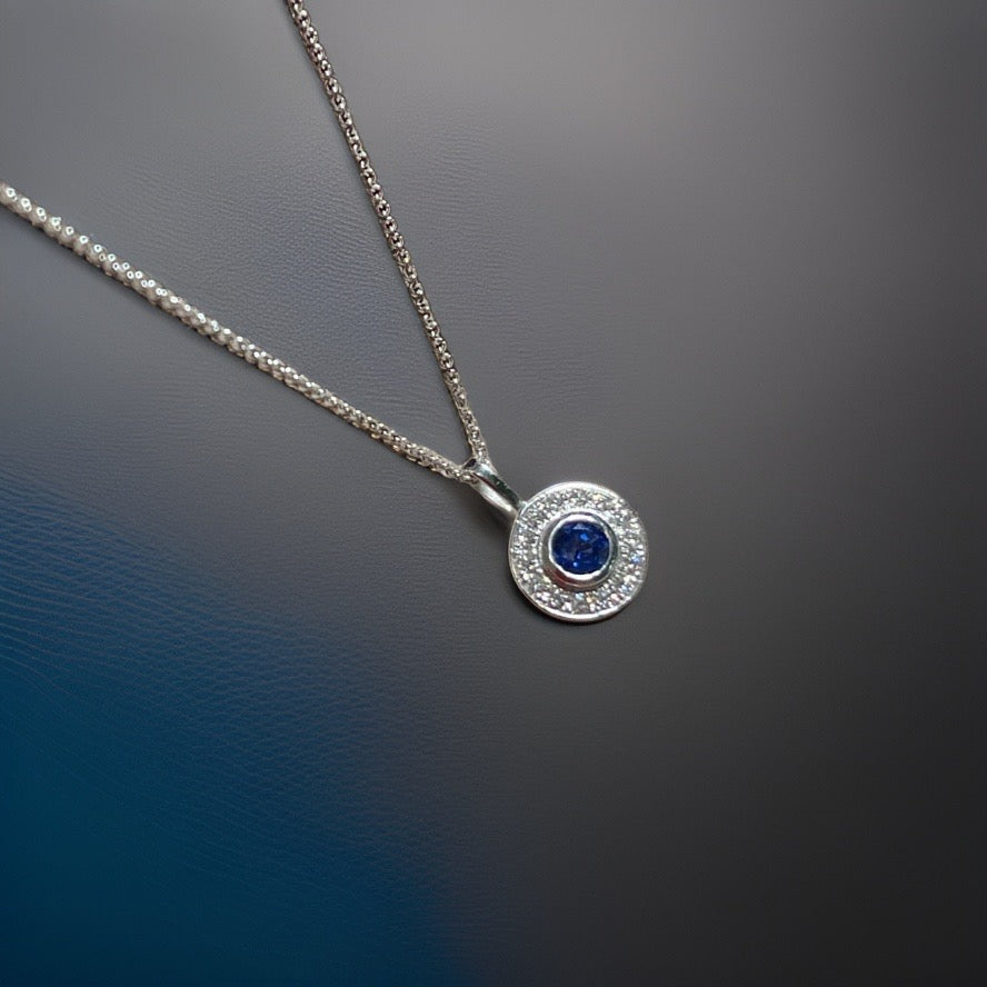 Halskette mit rundem Saphir-Anhänger von Türler Schmuck und Uhren