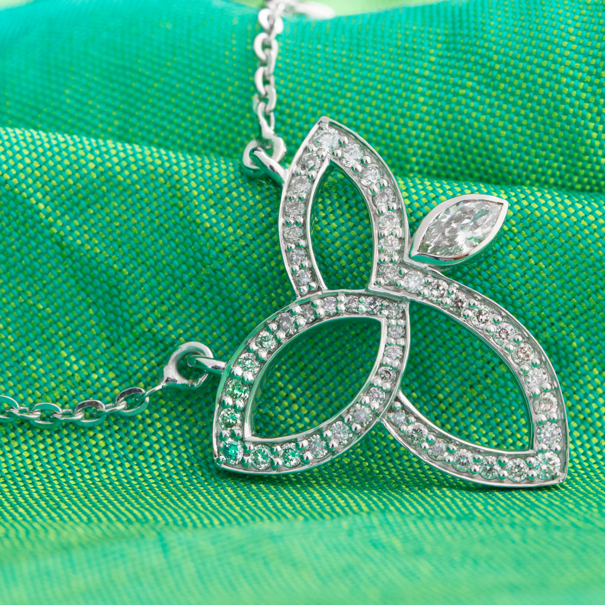 Collier en or blanc 18 carats serti d'un diamant en forme de fleur de lotus (0,75 carat).