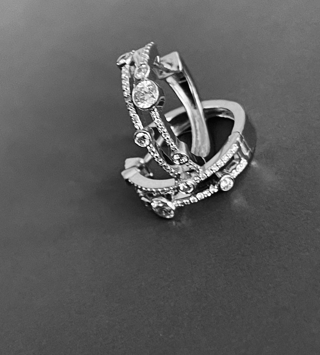 Boucles d'oreilles créoles en or blanc avec diamant bulle de 1 carat