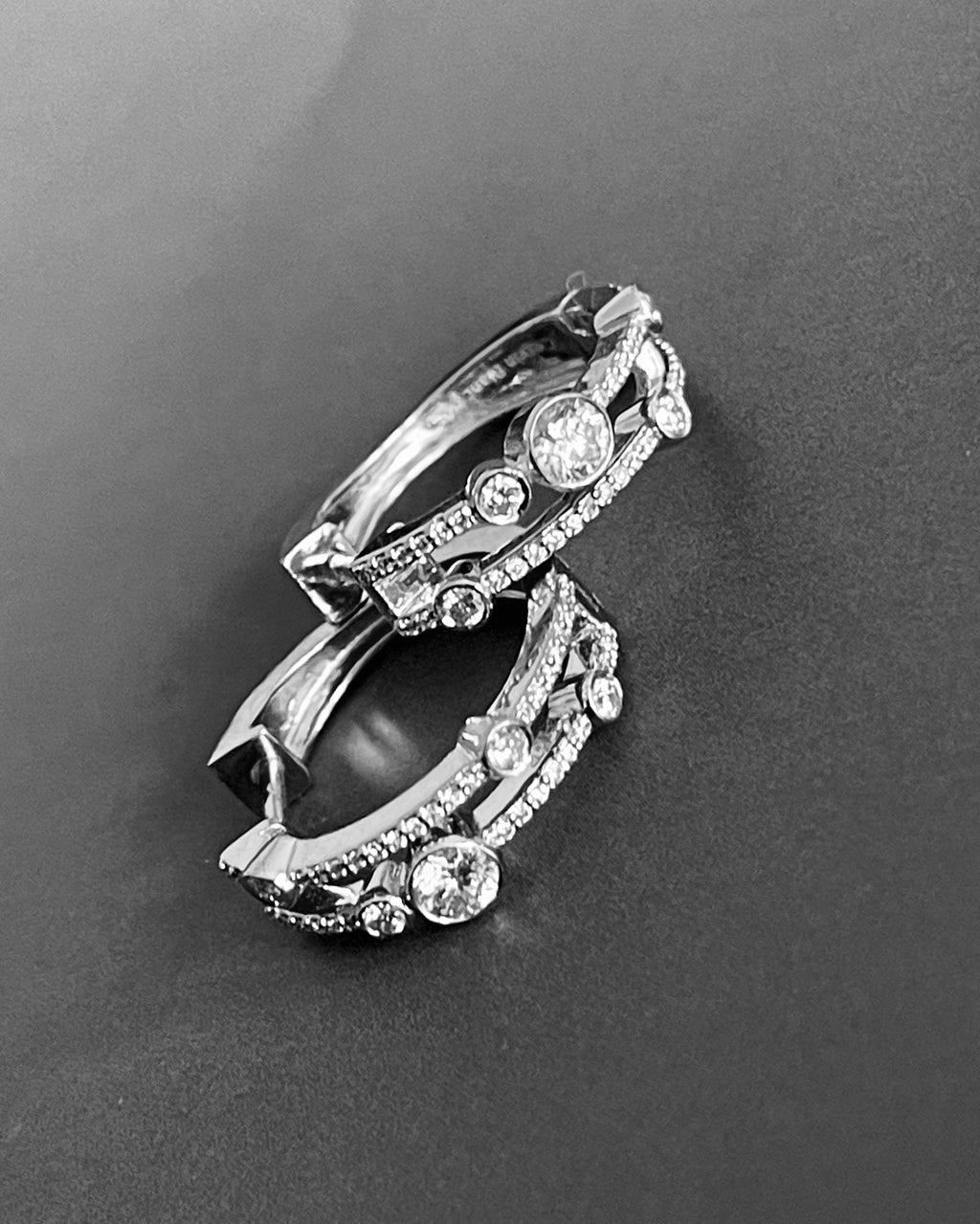 Boucles d'oreilles créoles en or blanc avec diamant bulle de 1 carat