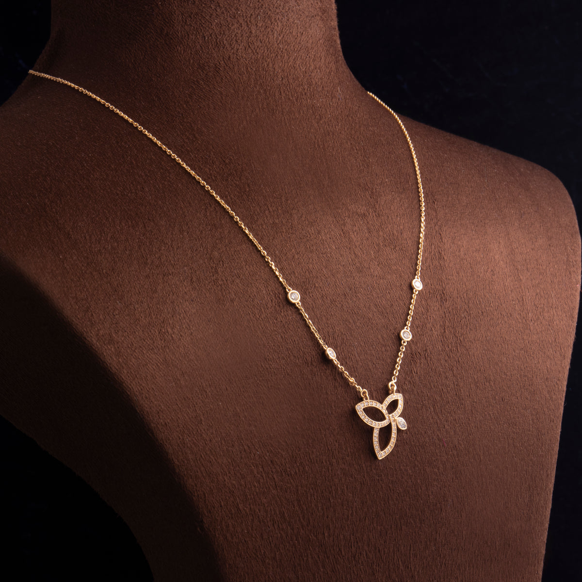 Sparkling 0.75ct diamond lotus necklace gold