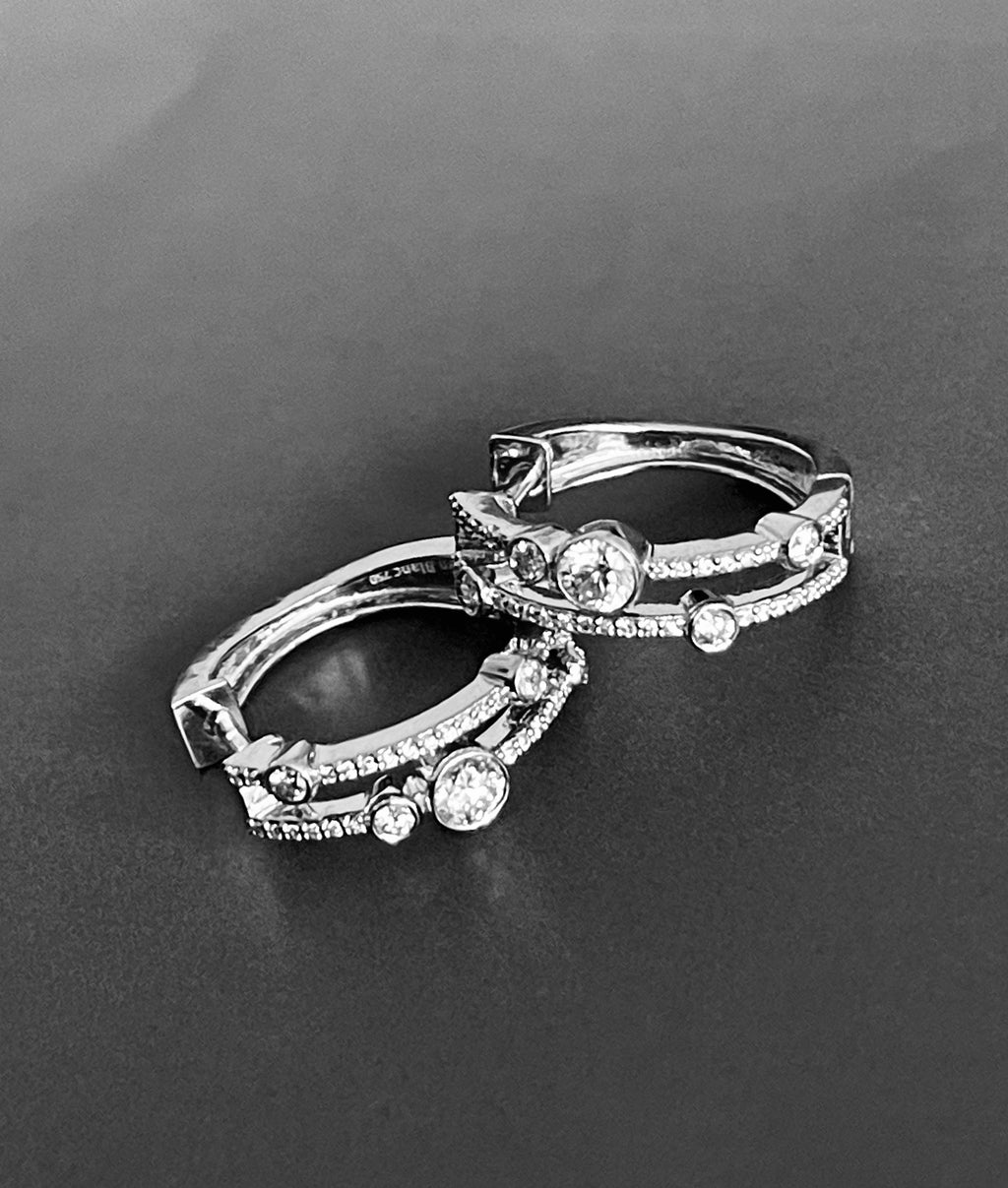 Boucles d'oreilles créoles en or blanc avec diamant bulle de 1 carat