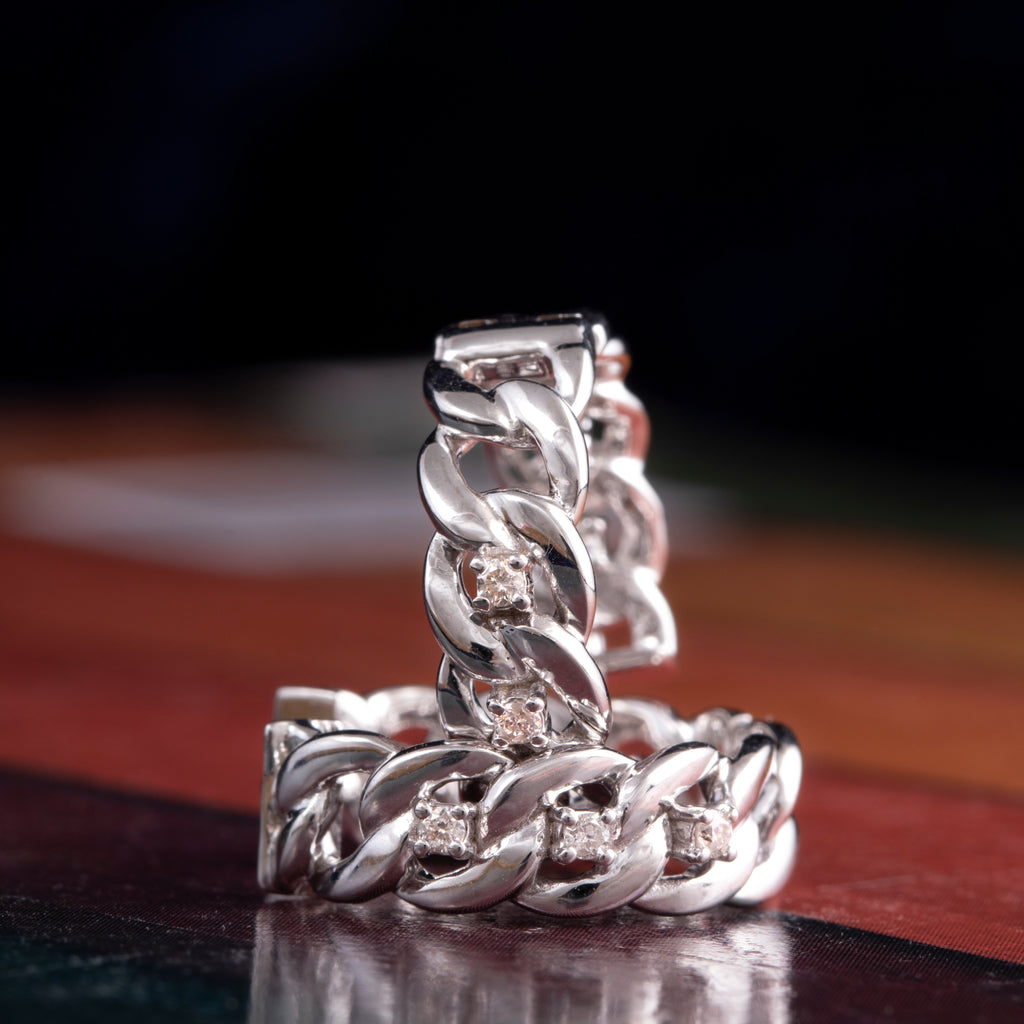 Boucles d'oreilles créoles en or blanc serties de diamants (recto et verso)