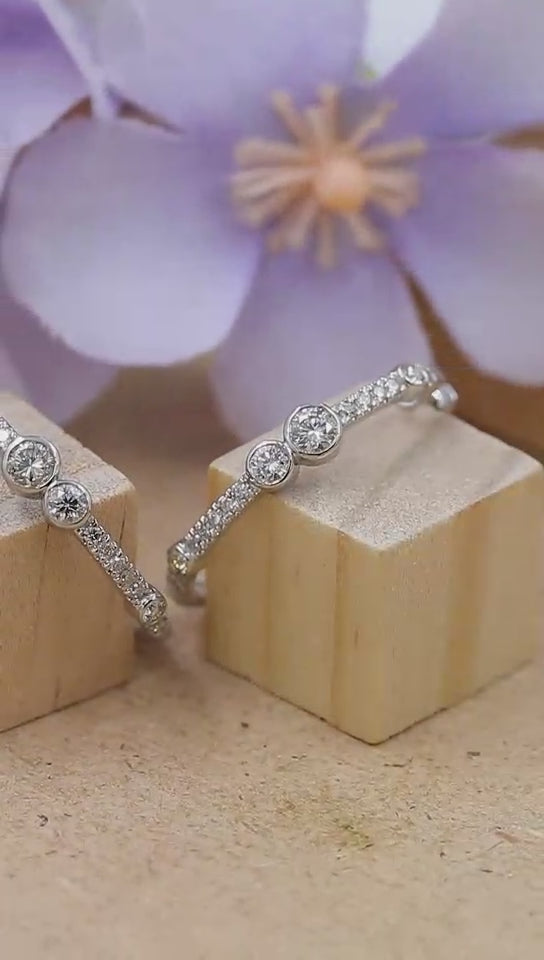 Boucles d'oreilles créoles en or blanc serties de diamants (1,30 ct).