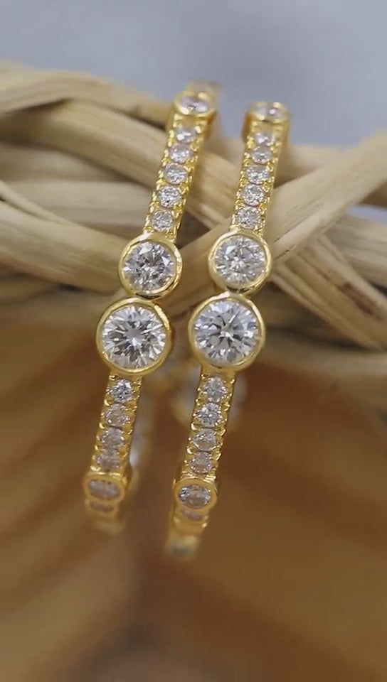 Boucles d'oreilles créoles en or jaune serties de diamants (1,30 ct).