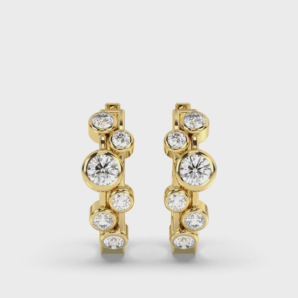 Boucles d'oreilles créoles en or jaune serties de diamants (0,50 ct).