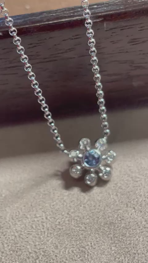 Saphir-Diamant-Blume-Gänseblümchen-Halskette 18 Karat Weißgold von Türler Schmuck und Uhren