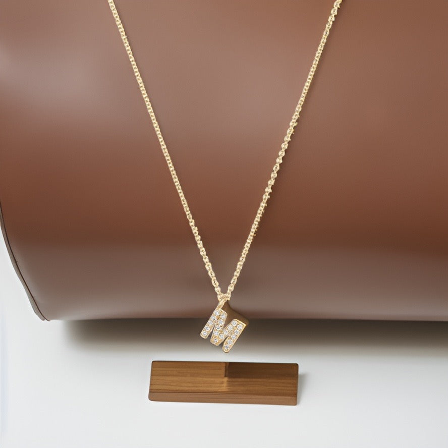 Collier Cervin Blanc avec initiale M en diamant et or 18 carats