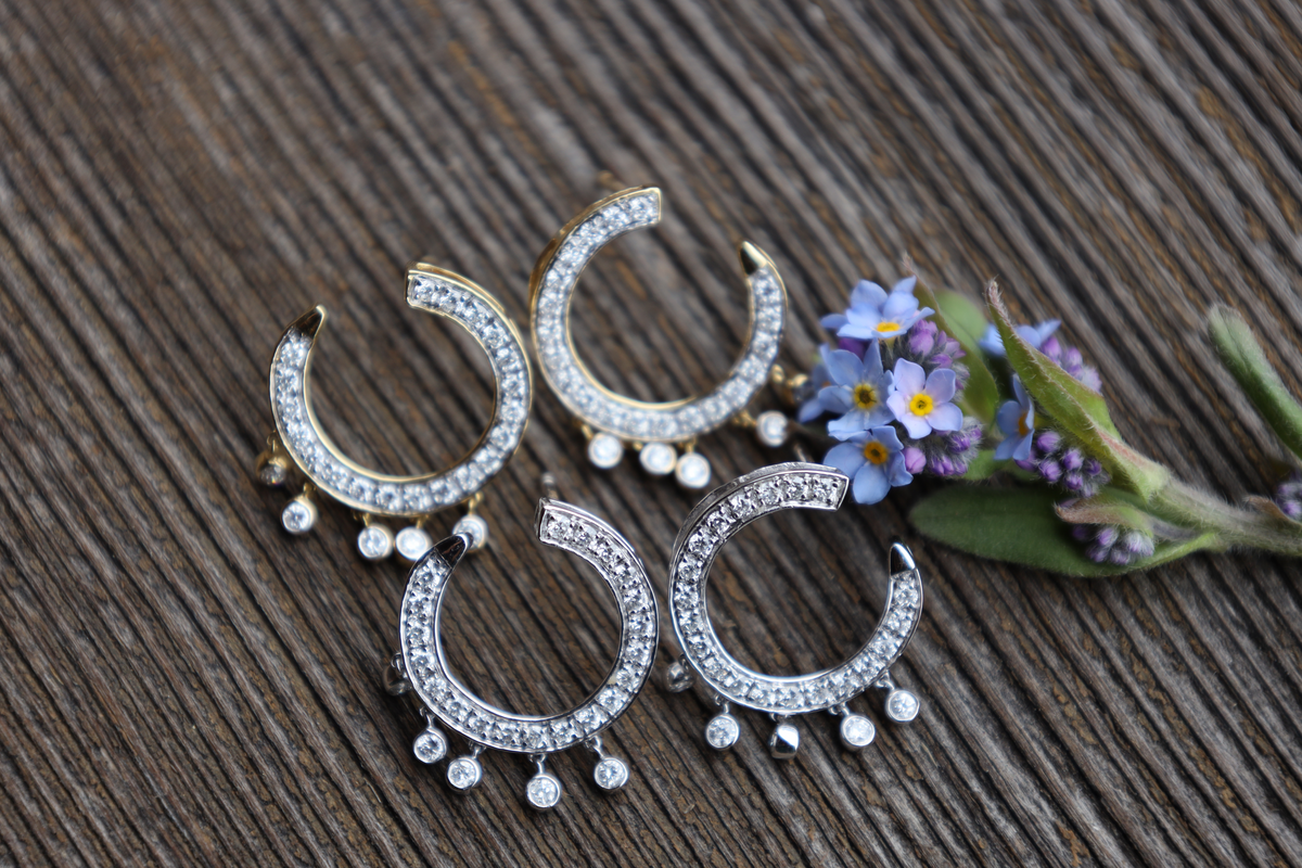 Sparkling 0.80ct diamond curve earrings in white gold