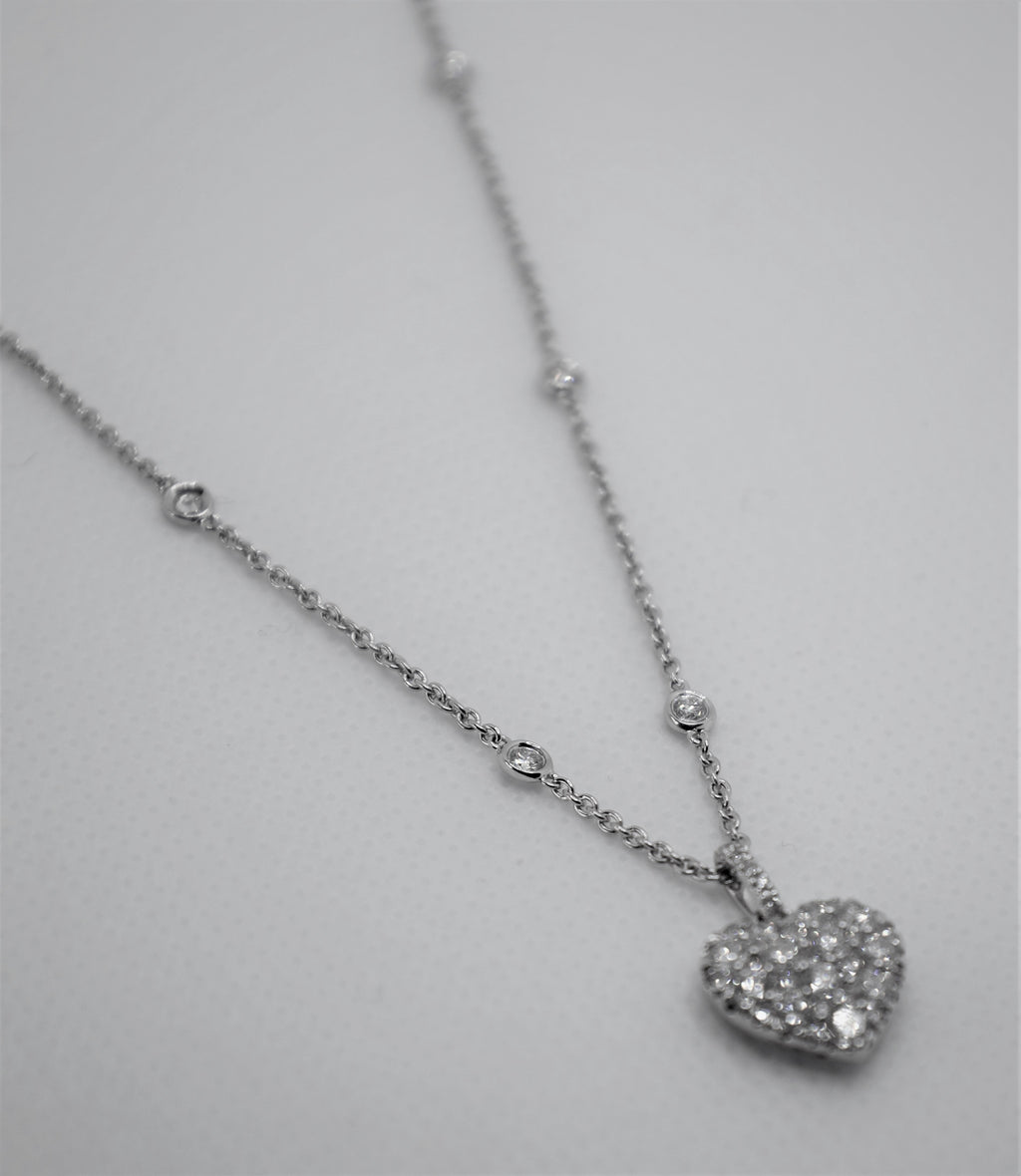 Herzförmige Halskette aus Weißgold mit verstreuten Diamanten