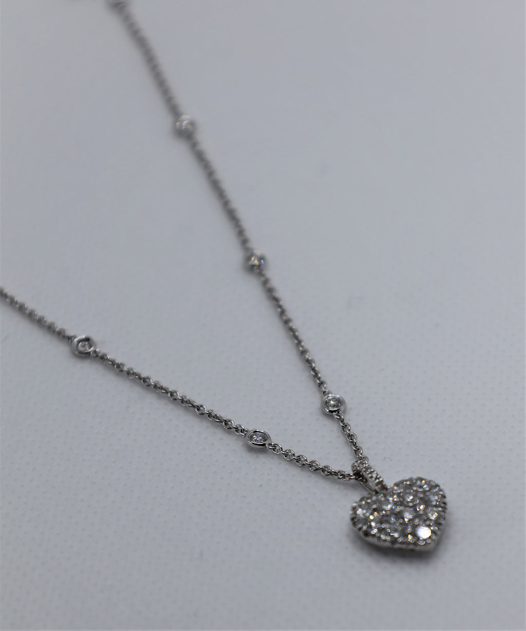 Herzförmige Halskette aus Weißgold mit verstreuten Diamanten