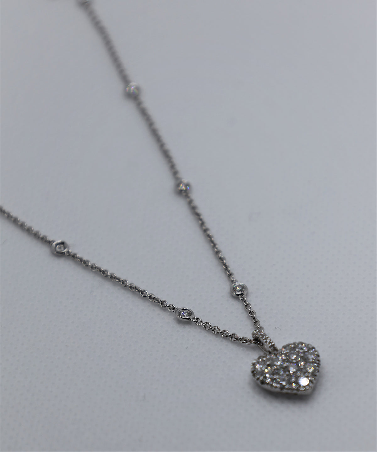 Herzförmige Halskette aus Weißgold mit verstreuten Diamanten