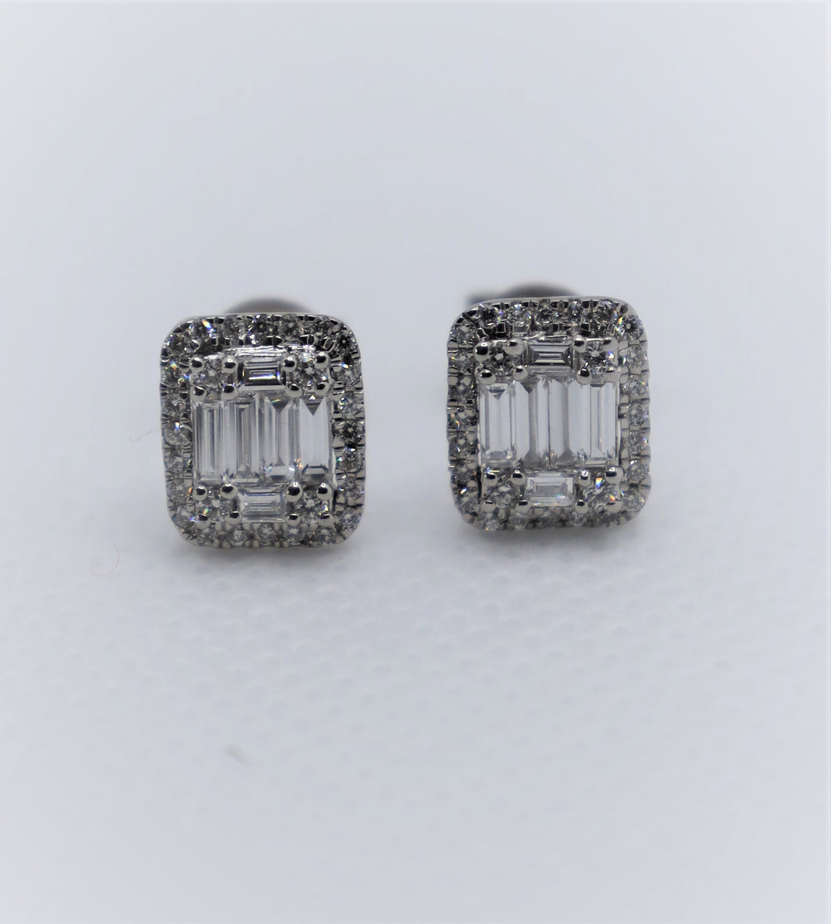 Puces d'oreilles en or blanc serties de diamants (0,65 ct)
