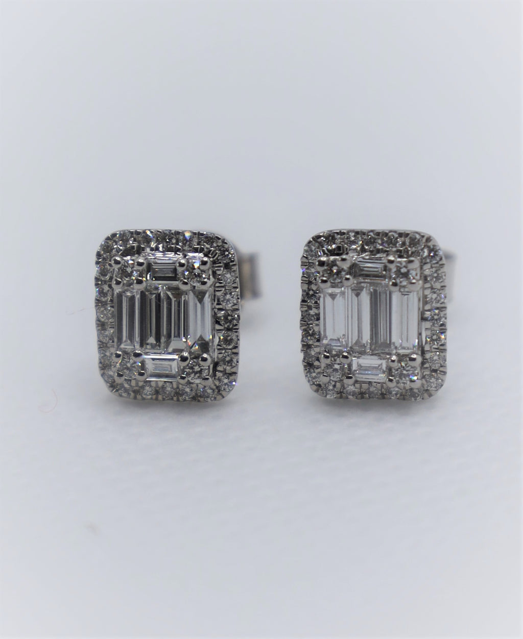 Puces d'oreilles en or blanc serties de diamants (0,65 ct)
