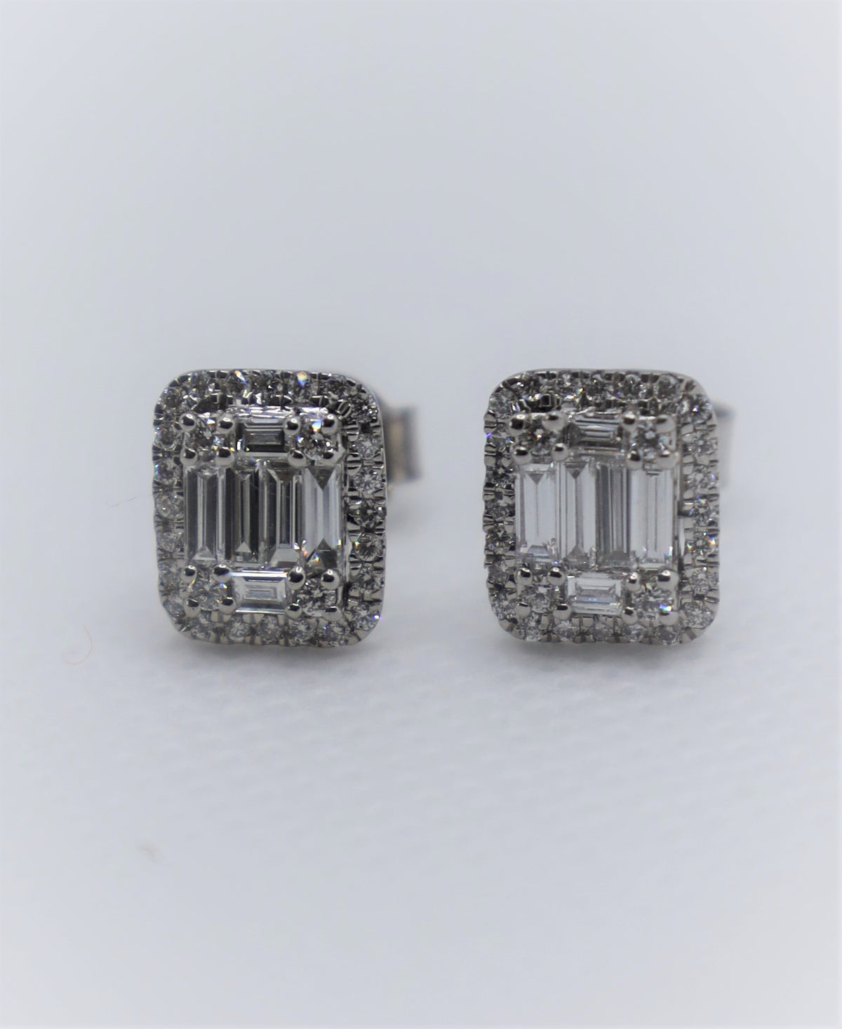 Puces d'oreilles en or blanc serties de diamants (0,65 ct)