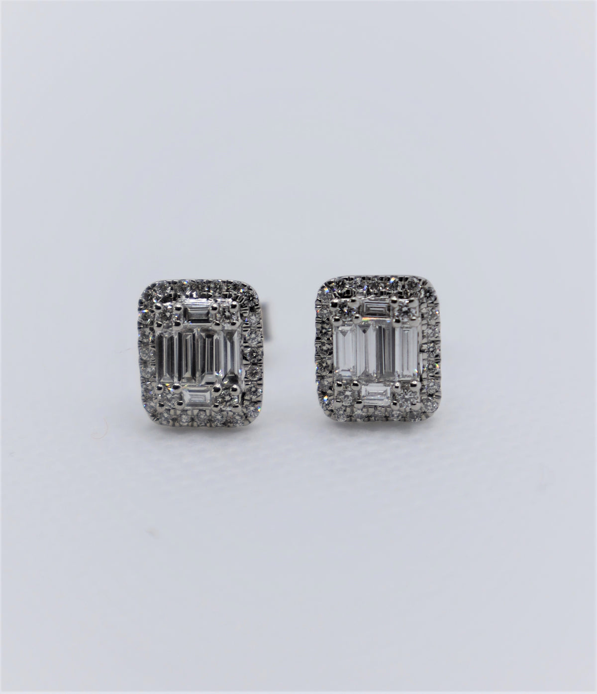 Puces d'oreilles en or blanc serties de diamants (0,65 ct)