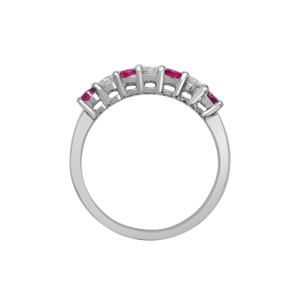 Bague demi-alliance en or blanc 18 carats sertie de diamants et de rubis.