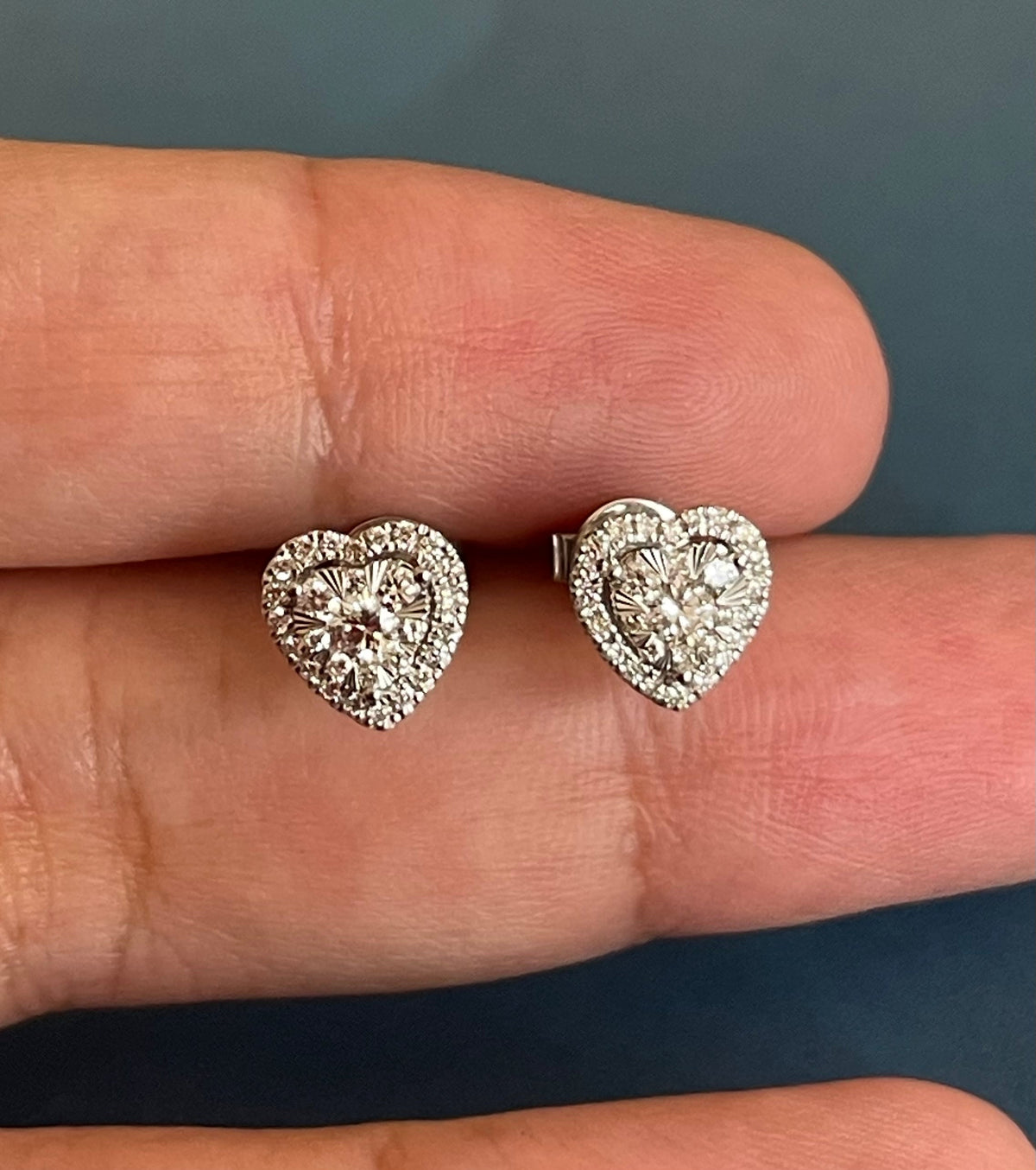 Boucles d'oreilles en forme de cœur serties de diamants (0,50 ct) en or blanc 18 carats