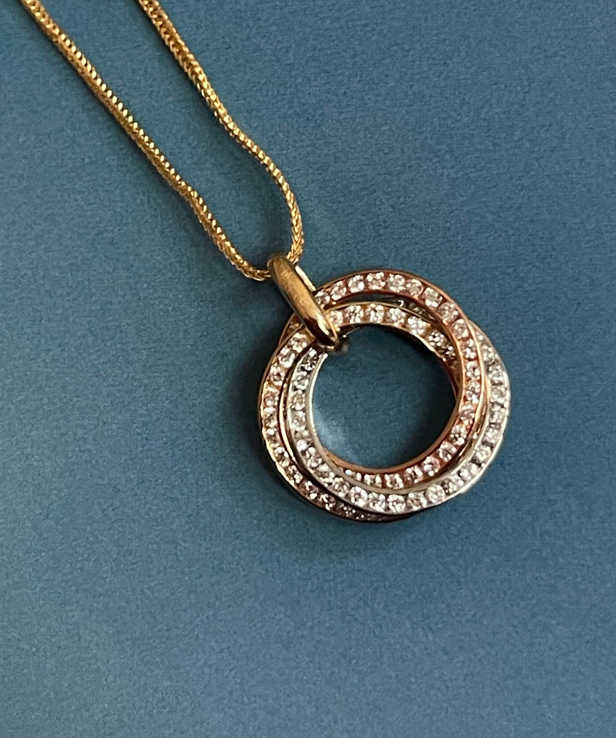 Collier en or 18 carats serti de diamants, motif Cercle de Vie entrelacé tricolore