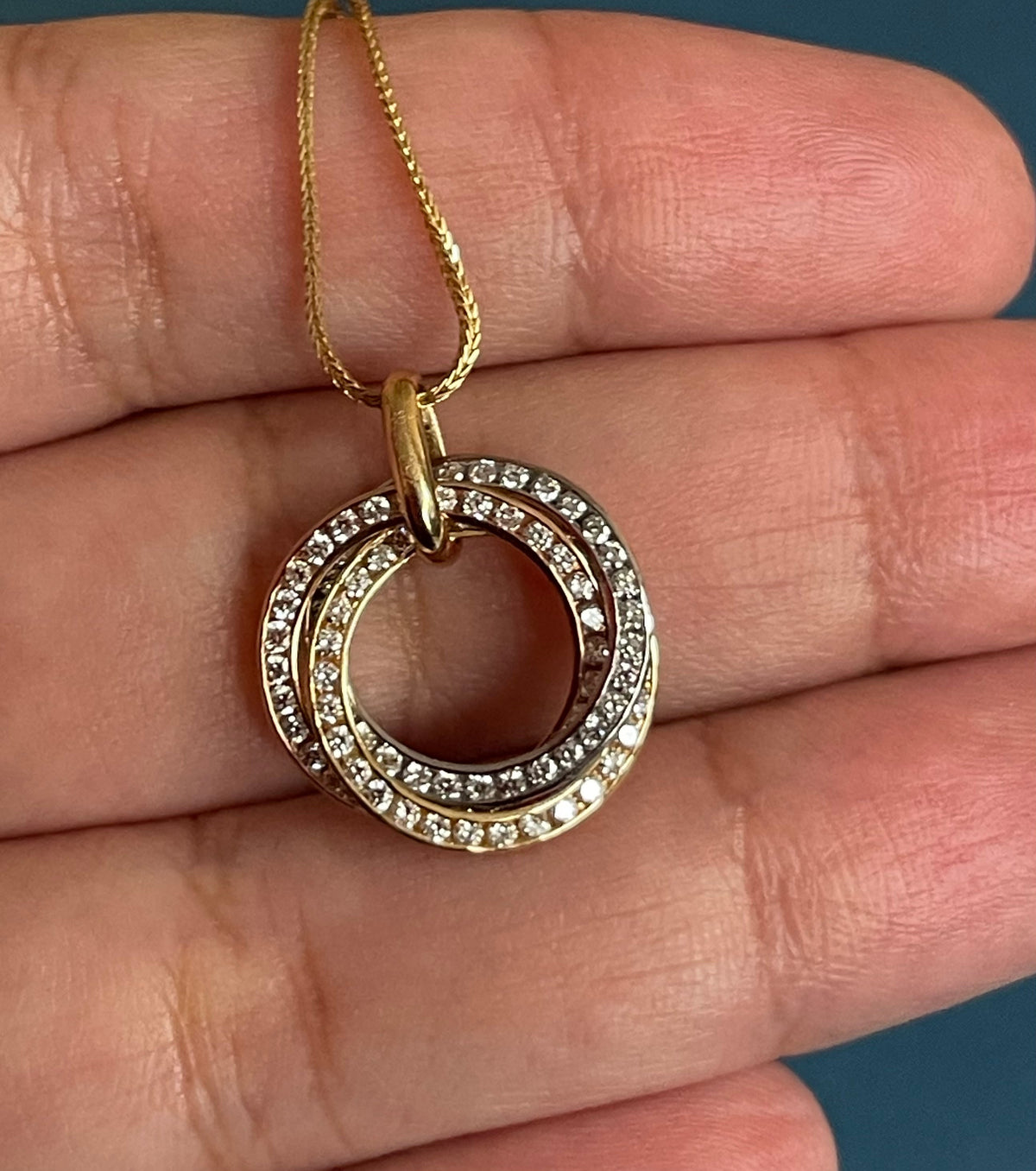 Collier en or 18 carats serti de diamants, motif Cercle de Vie entrelacé tricolore