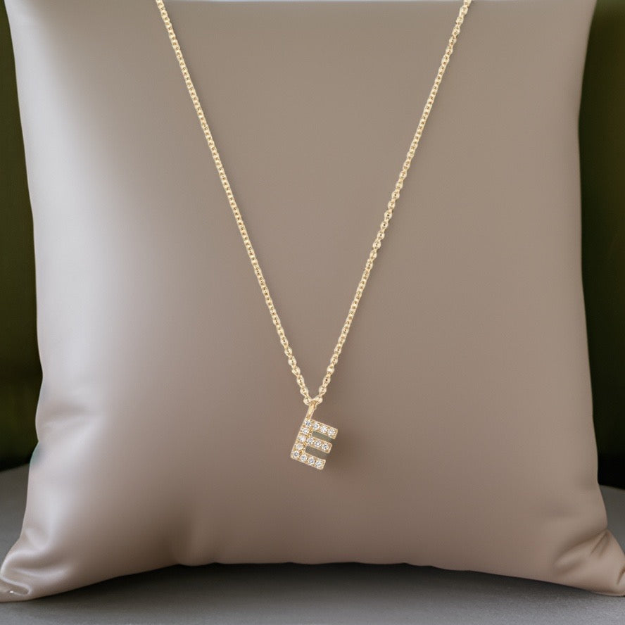 Collier Cervin Blanc avec initiale E en diamant et or 18 carats