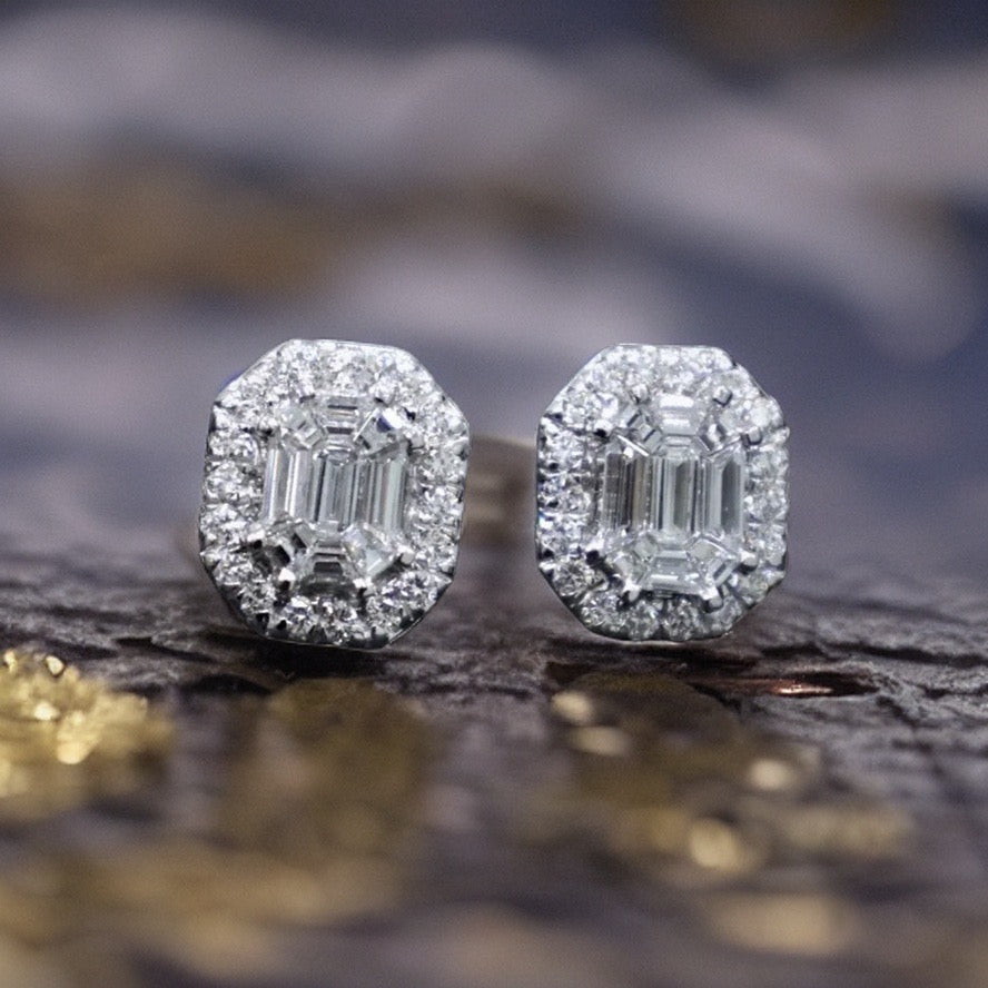 Puces d'oreilles en or blanc 18 carats avec émeraude centrale et diamants de 1,40 carat au total