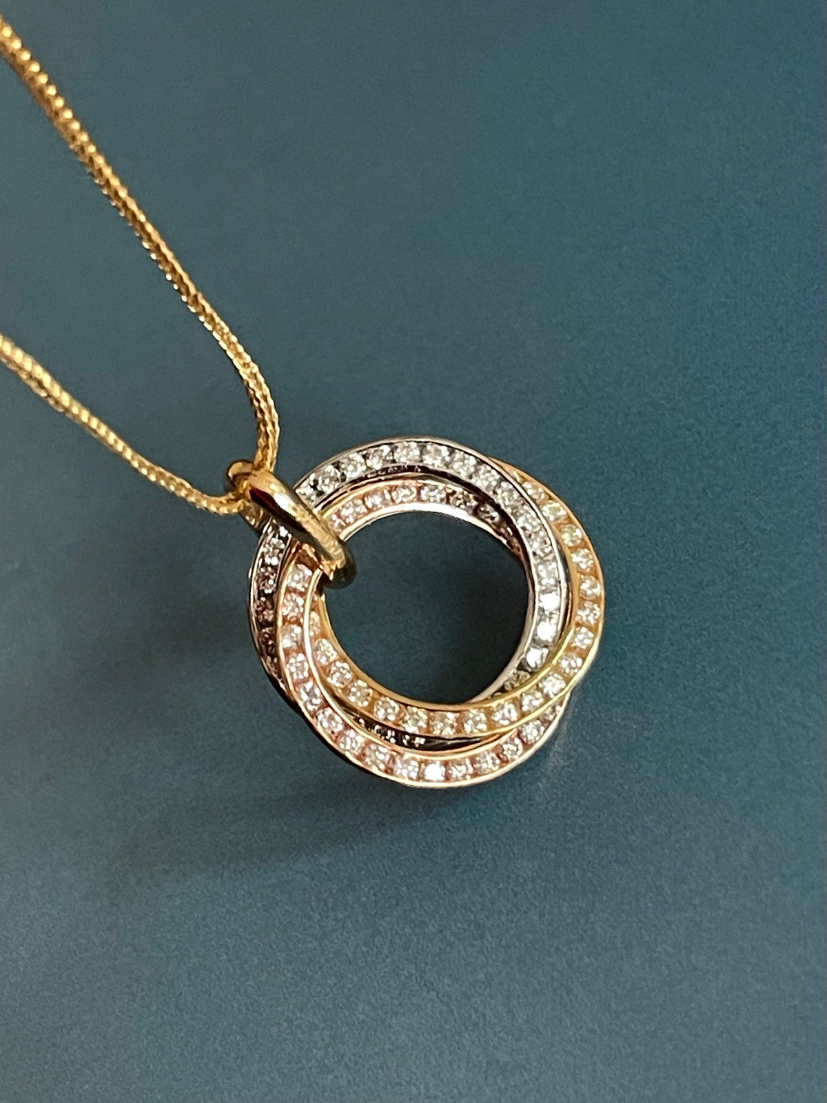 Collier en or 18 carats serti de diamants, motif Cercle de Vie entrelacé tricolore