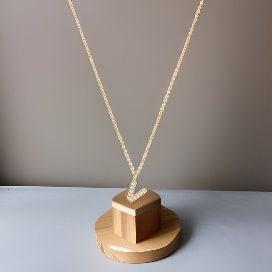 Collier Cervin Blanc en or jaune 18 carats avec initiale en V et diamants