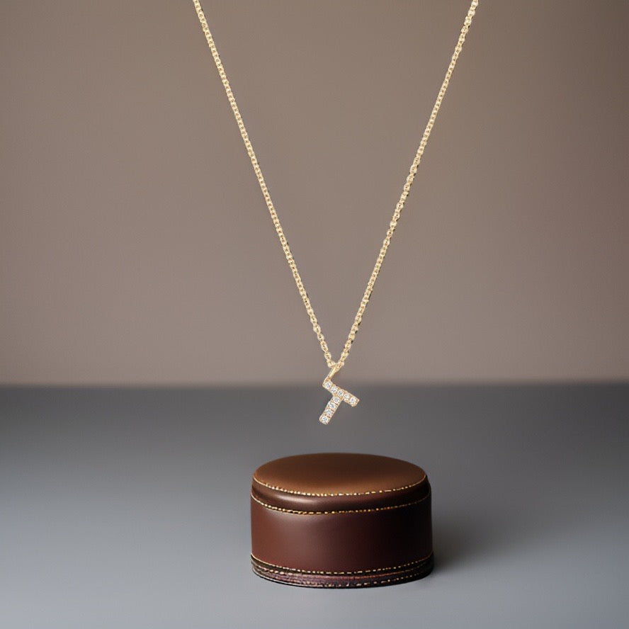 Collier Cervin Blanc en or jaune 18 carats avec initiale T et diamants