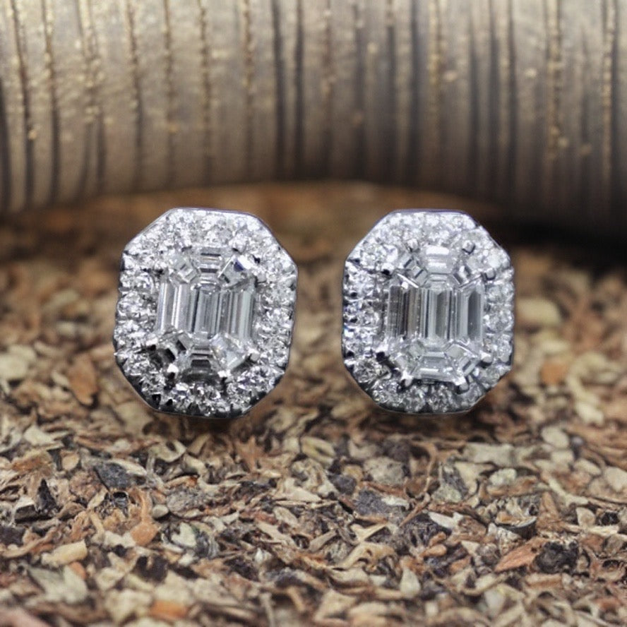 Puces d'oreilles en or blanc 18 carats avec émeraude centrale et diamants de 1,40 carat au total