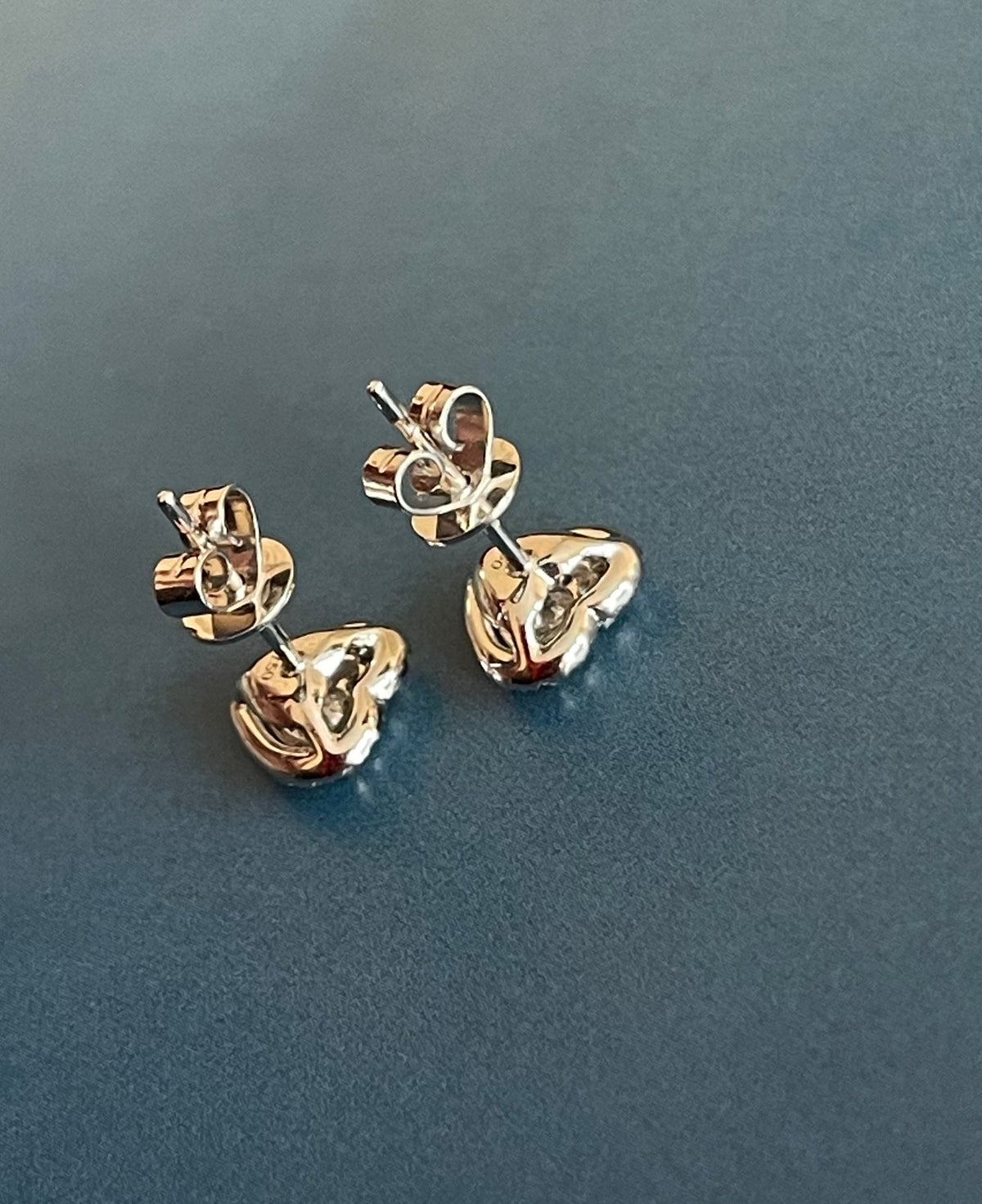 Boucles d'oreilles en forme de cœur serties de diamants (0,50 ct) en or blanc 18 carats