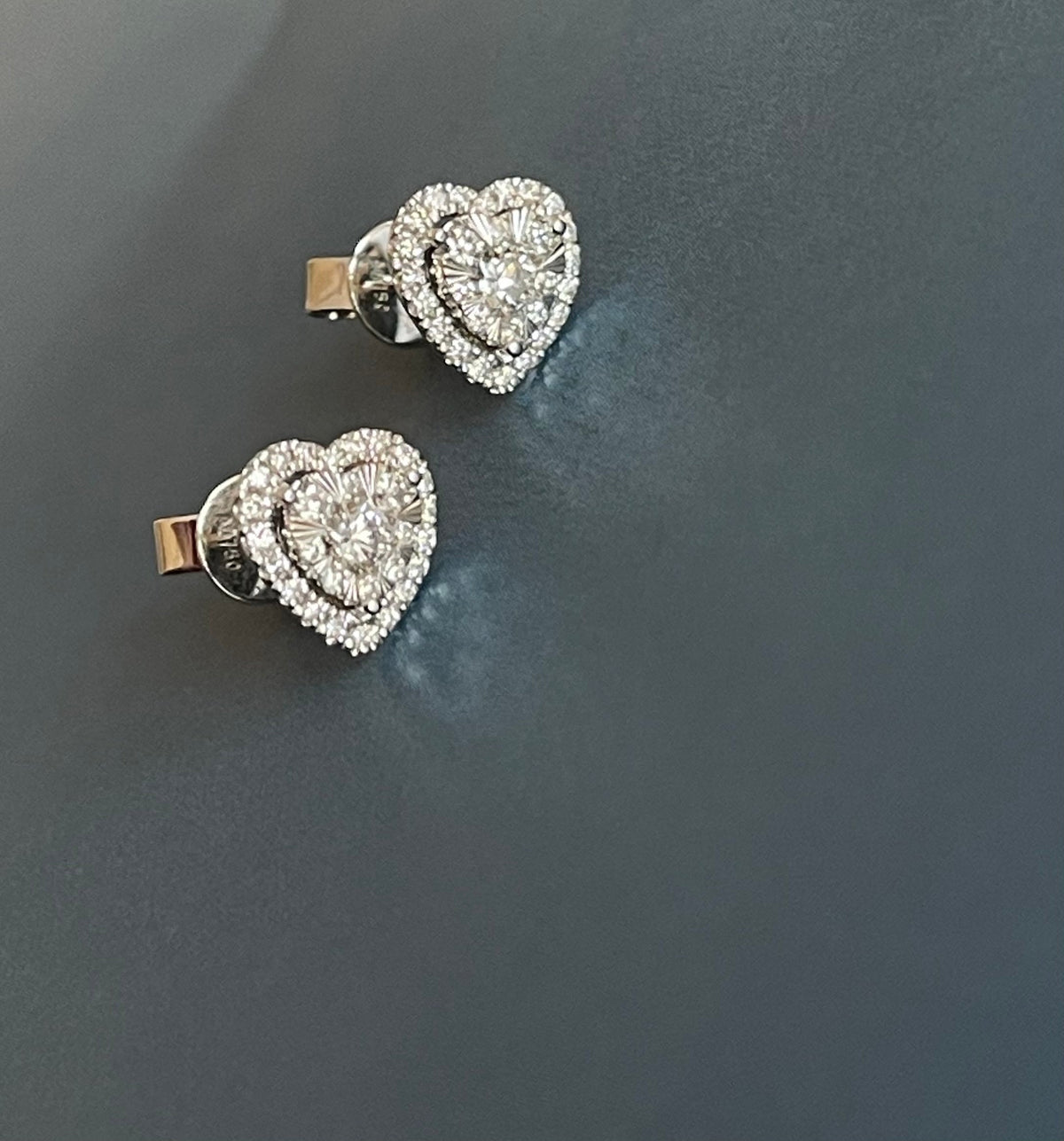 Boucles d'oreilles en forme de cœur serties de diamants (0,50 ct) en or blanc 18 carats
