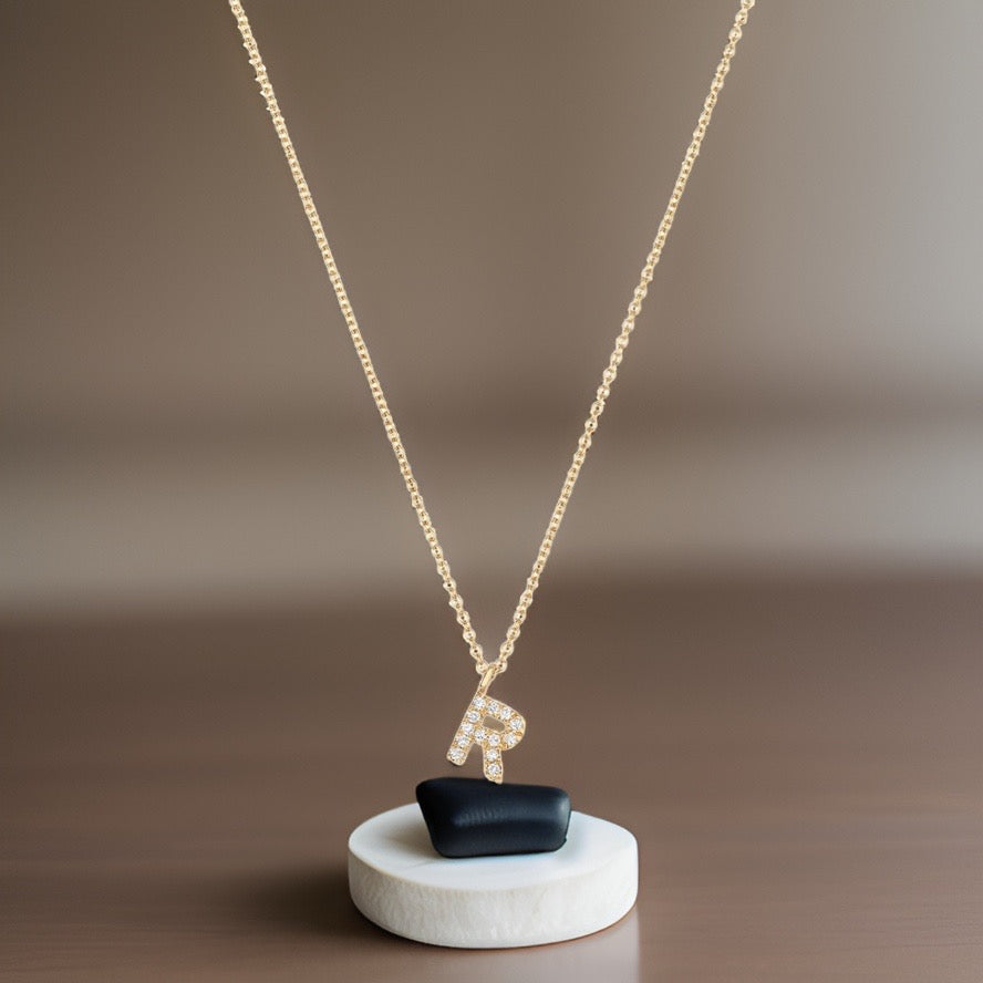 Collier Cervin Blanc avec initiale R en diamant et or 18 carats