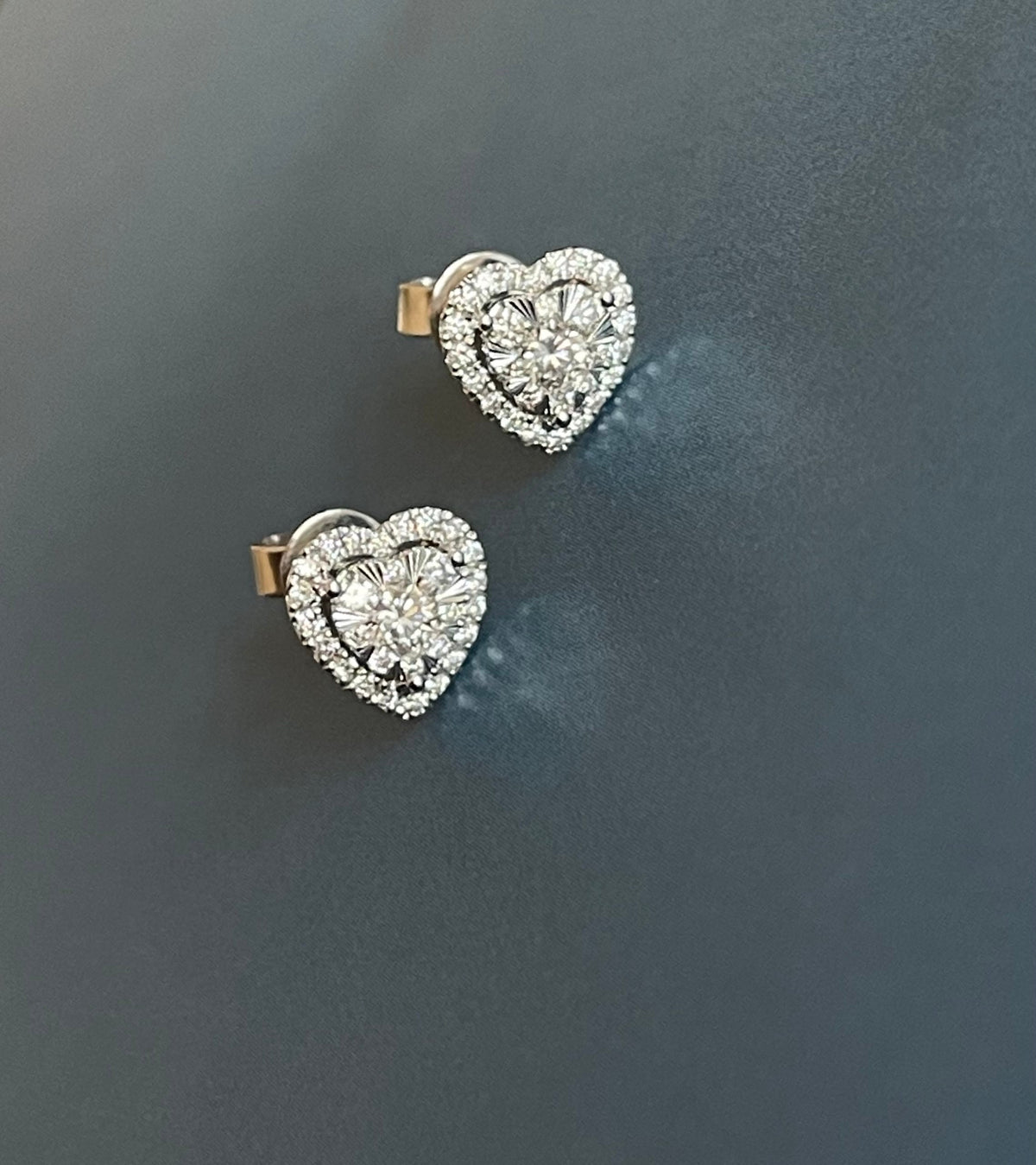 Boucles d'oreilles en forme de cœur serties de diamants (0,50 ct) en or blanc 18 carats