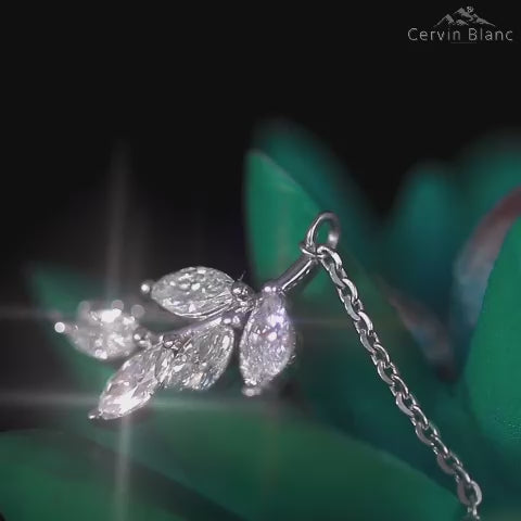 Collier en or blanc 18 carats serti d'un diamant taille marquise de 1,15 carat, formant une feuille.