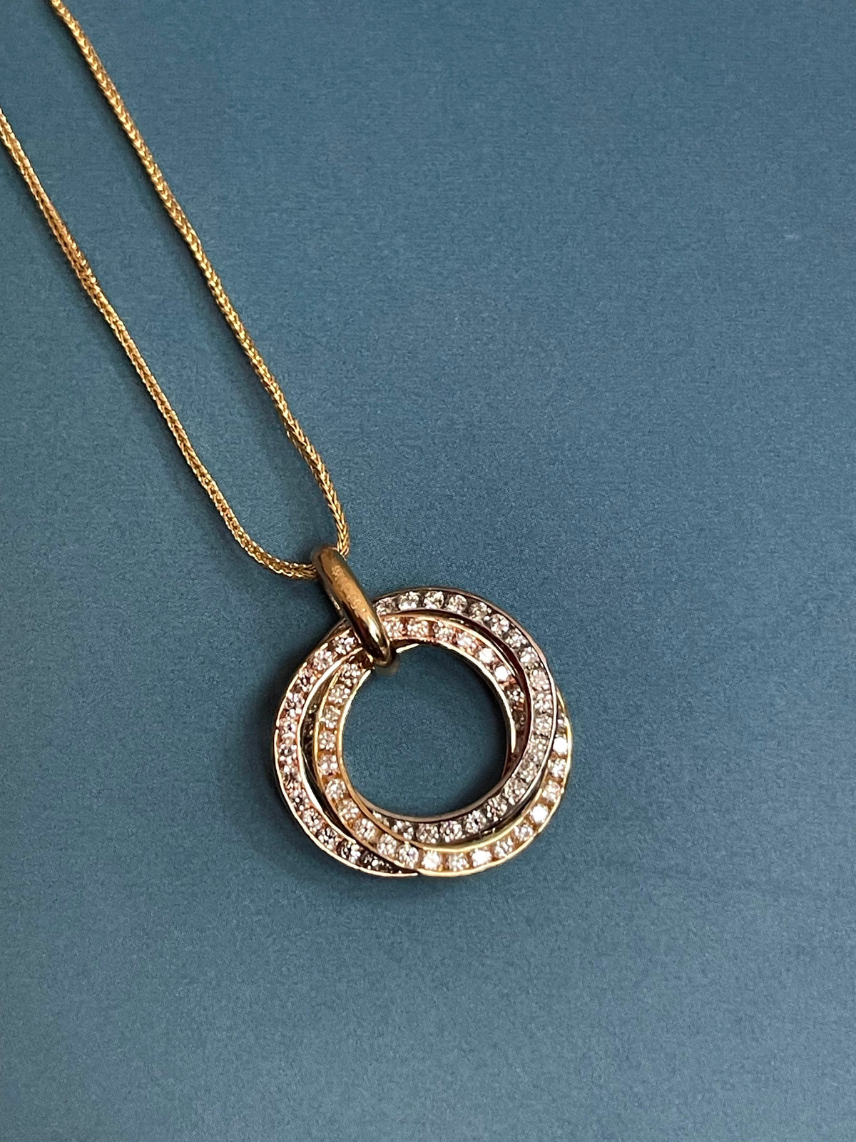 Collier en or 18 carats serti de diamants, motif Cercle de Vie entrelacé tricolore