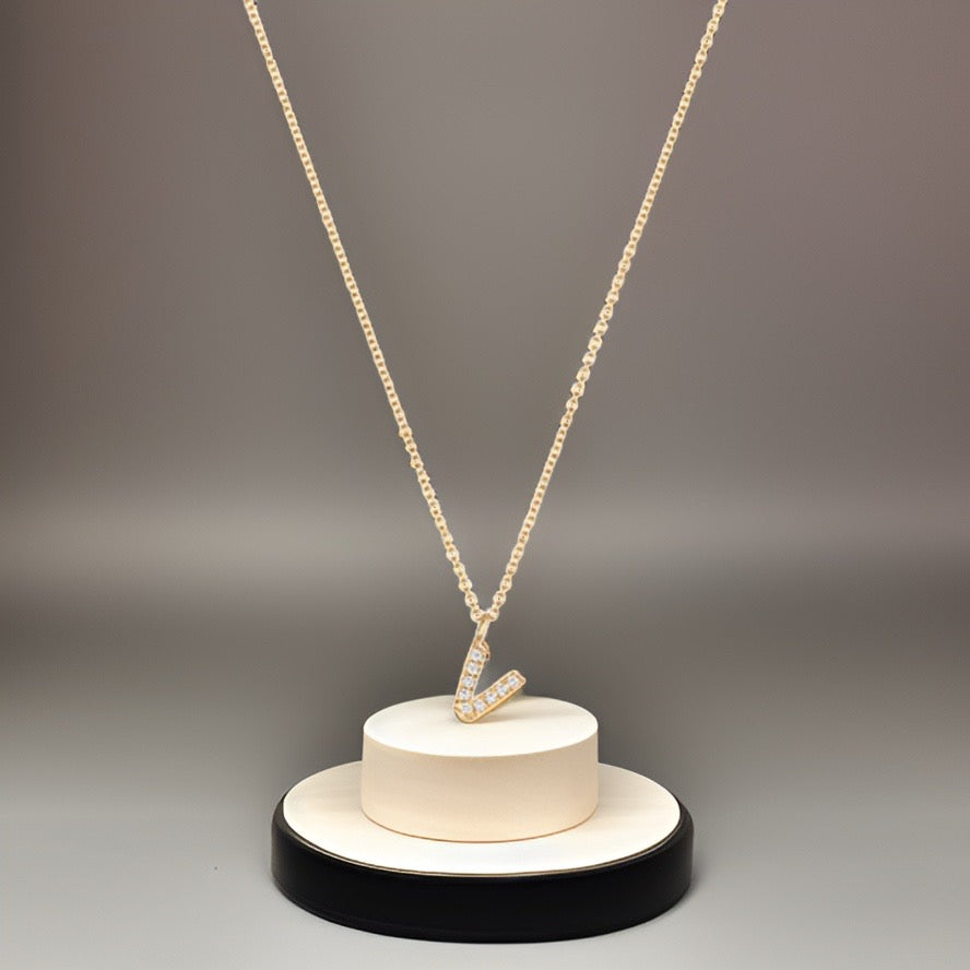 Collier Cervin Blanc en or jaune 18 carats avec initiale en V et diamants