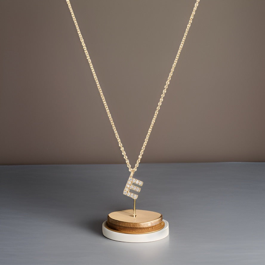 Collier Cervin Blanc avec initiale E en diamant et or 18 carats