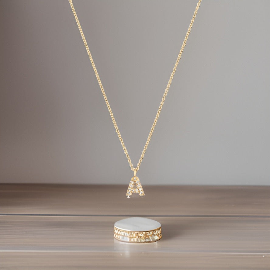 Collier Cervin Blanc en or 18 carats avec initiale en diamant et pendentif A